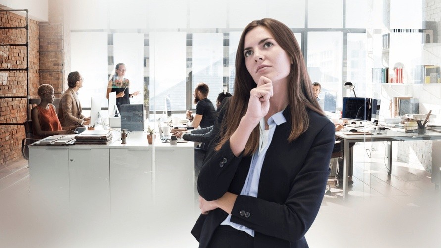 Analista pensando emcomo fazer o mapeamento de perfil comportamental
